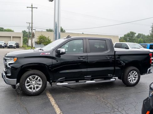 Used 2024 Chevrolet Silverado 1500 LT AWD/4WD image 4