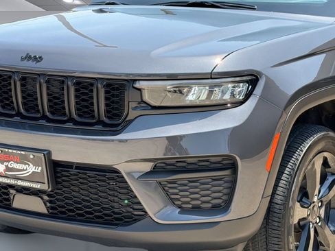 Used 2025 Jeep Grand Cherokee Altitude w/ Trailer Tow Package AWD/4WD image 12
