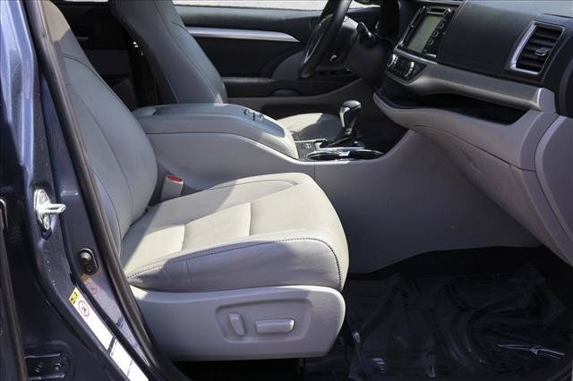 Used 2019 Toyota Highlander XLE AWD/4WD image 29