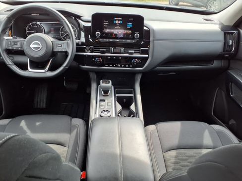 Used 2024 Nissan Pathfinder SV image 7