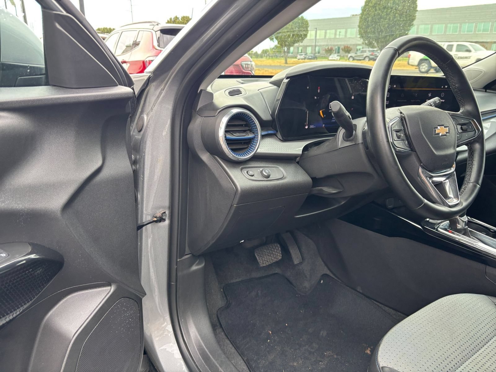 Used 2025 Chevrolet Trax LT w/ LT Convenience Package FWD image 32