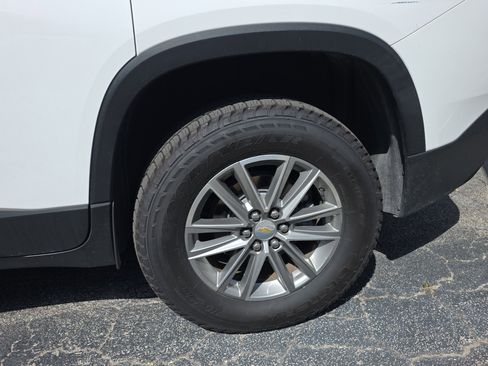 Used 2023 Chevrolet Traverse LT image 3