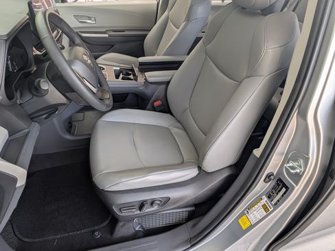 Used 2023 Toyota Sienna XLE FWD image 17