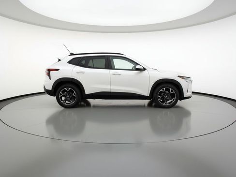 Used 2025 Chevrolet Trax LT image 11