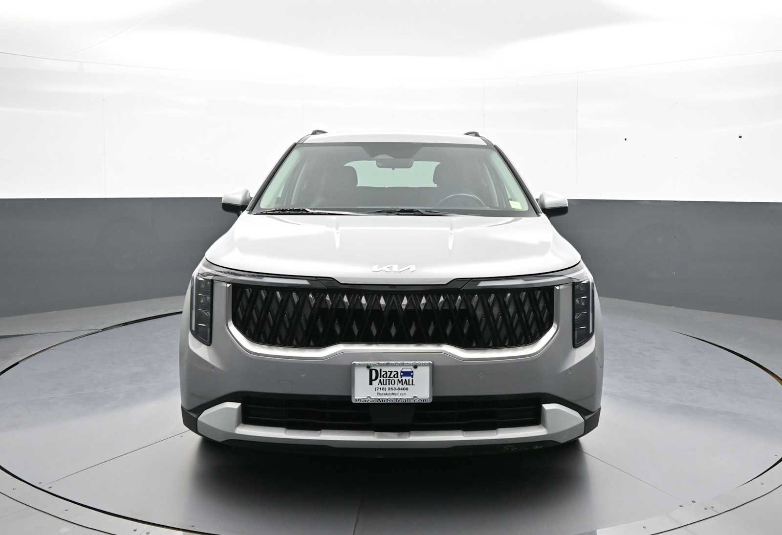 Used 2025 Kia Carnival EX FWD image 2