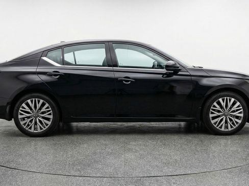 Used 2025 Nissan Altima 2.5 SV FWD image 11