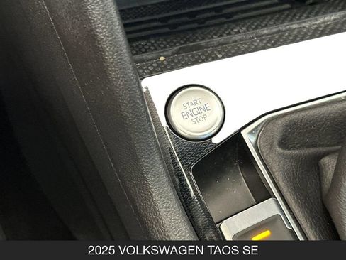 Used 2025 Volkswagen Taos SE w/ Panoramic Sunroof Package FWD image 22