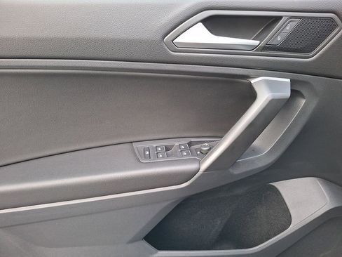 Used 2021 Volkswagen Tiguan SE w/ Panoramic Sunroof Package image 9