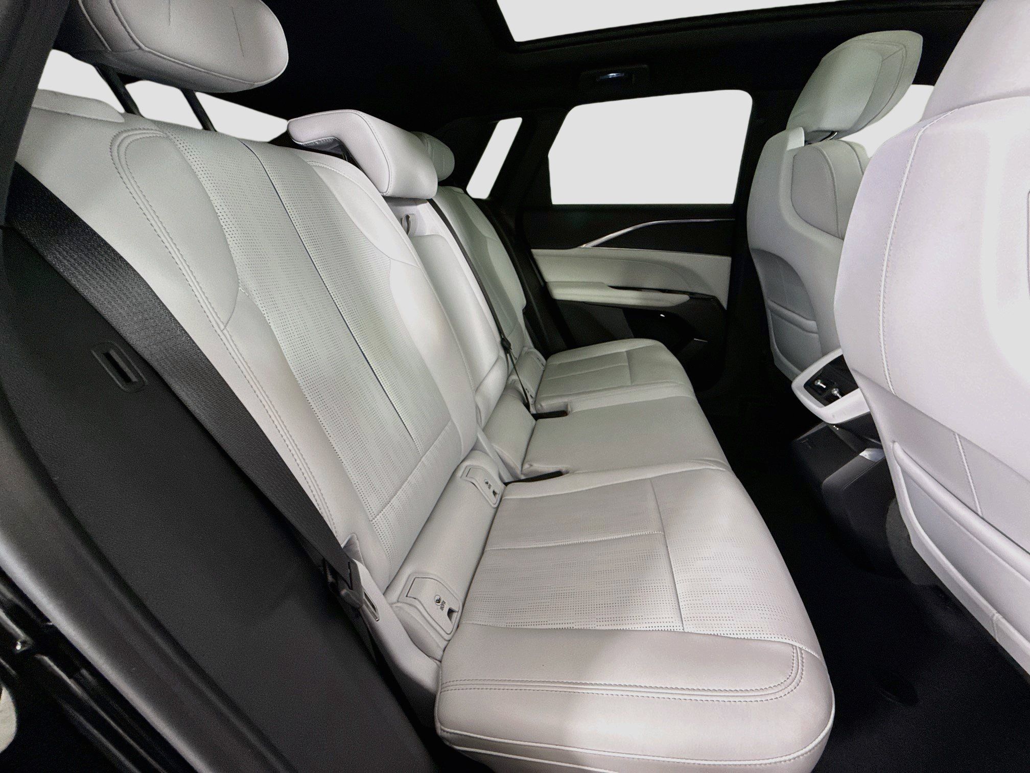 Used 2024 Cadillac Lyriq Luxury RWD image 30
