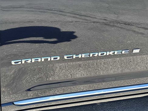 Used 2023 Jeep Grand Cherokee Summit image 11