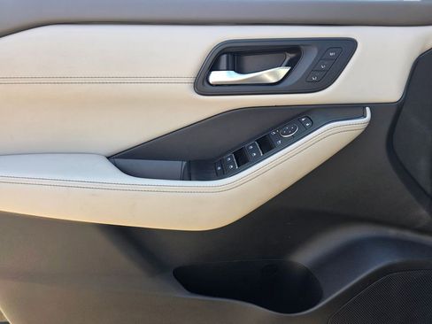 Used 2025 Nissan Rogue SL w/ Tech Package image 17