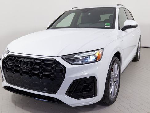 Used 2024 Audi Q5 e Premium Plus w/ Premium Plus Package image 6