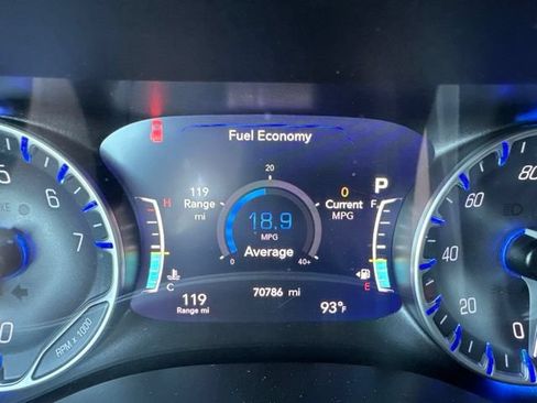 Used 2023 Chrysler Pacifica Touring-L FWD image 16