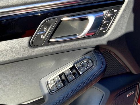Used 2025 Porsche Macan image 28