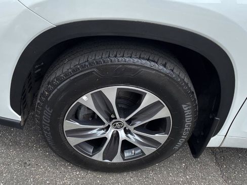 Used 2023 Toyota Highlander XLE image 7