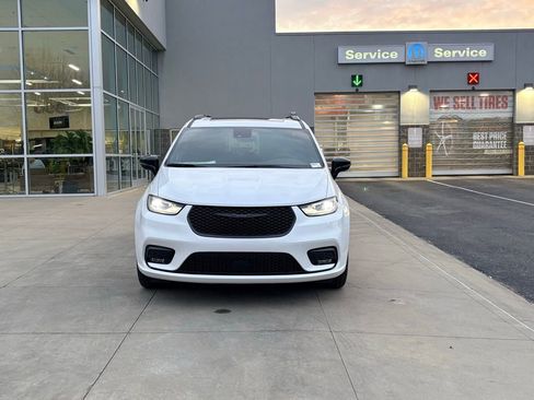 New 2026 Chrysler Pacifica Limited w/ S Appearance Package image 4