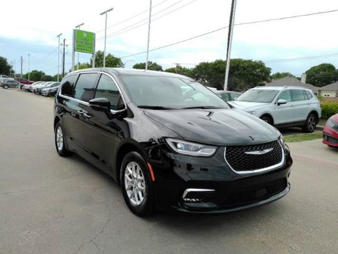 Used 2026 Chrysler Pacifica Select FWD image 4