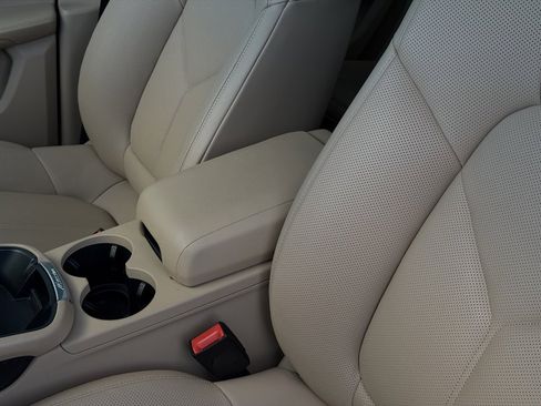 Used 2025 Porsche Macan image 25