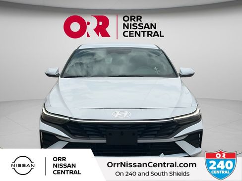 Used 2025 Hyundai Elantra Hybrid FWD image 2