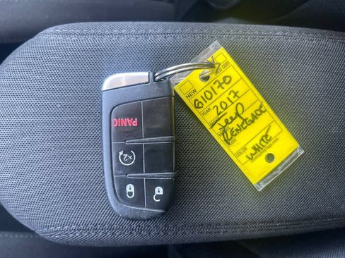 Used 2017 Jeep Renegade Latitude AWD/4WD image 36