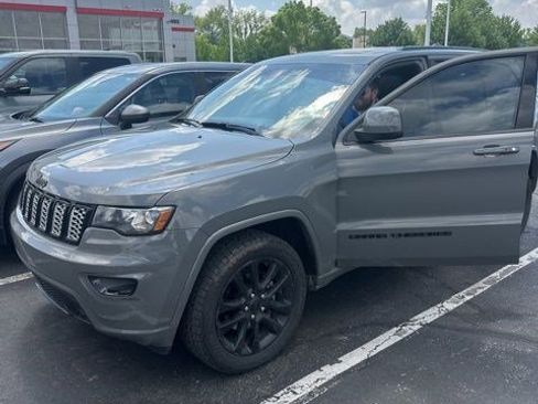 Used 2019 Jeep Grand Cherokee Altitude AWD/4WD image 5