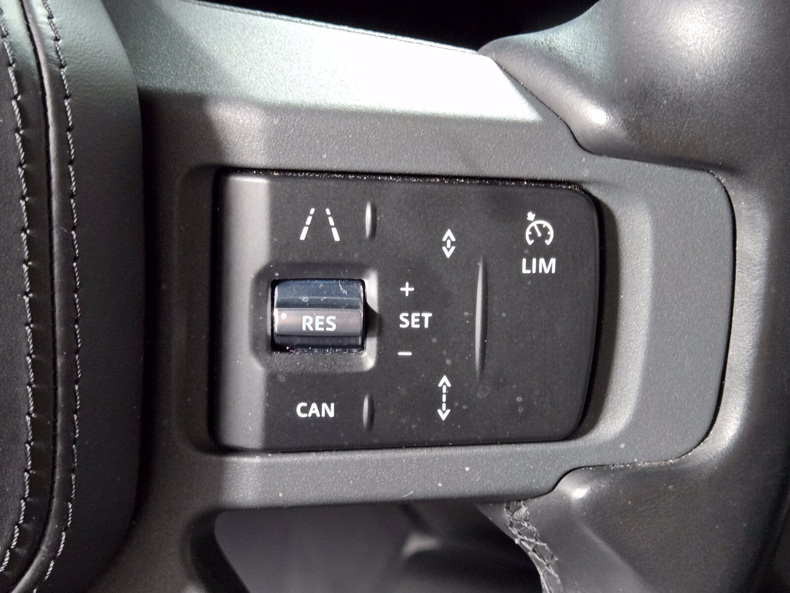 Used 2023 Land Rover Defender 90 X-Dynamic SE AWD/4WD image 25
