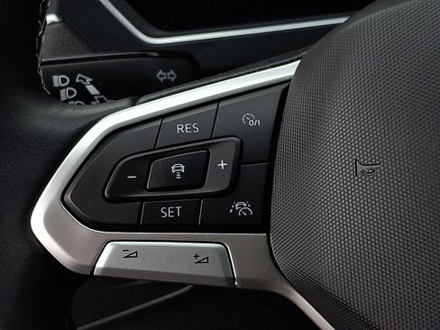 Used 2023 Volkswagen Tiguan SE R-Line image 21