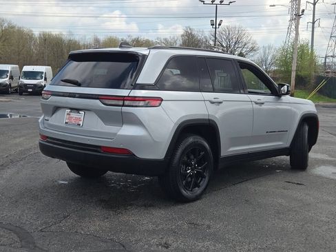 Used 2024 Jeep Grand Cherokee Altitude AWD/4WD image 13