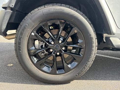 Used 2025 Jeep Wrangler Sahara image 18