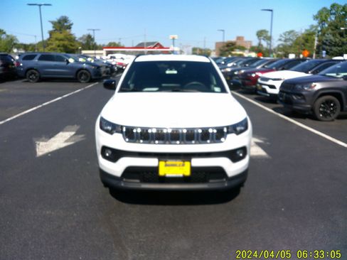 Certified 2023 Jeep Compass Latitude w/ Convenience Group AWD/4WD image 1