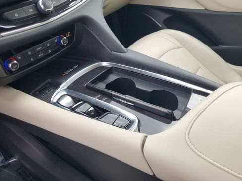 Used 2022 Buick Enclave Essence FWD image 19