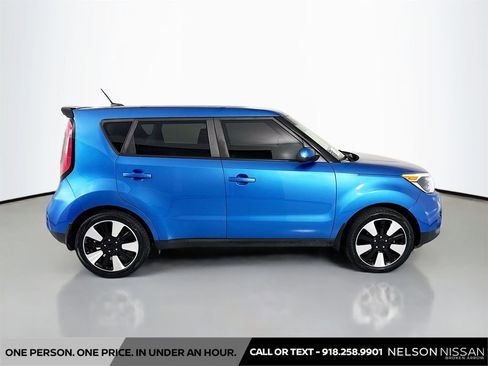 Used 2017 Kia Soul + w/ Designer's Package FWD image 4