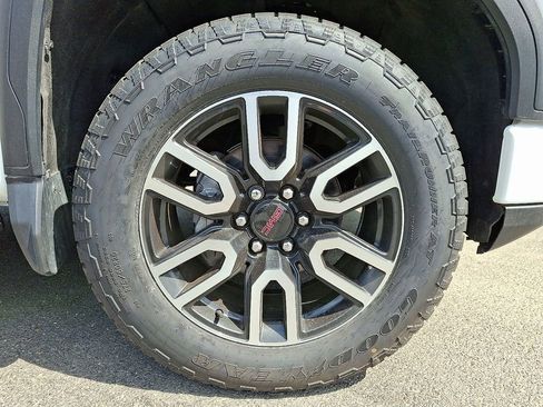 Used 2024 GMC Sierra 1500 AT4 w/ Technology Package AWD/4WD image 8