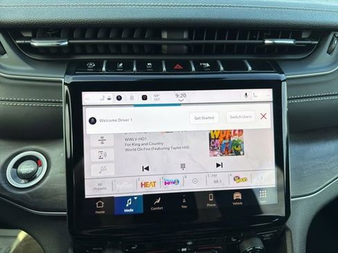 Used 2025 Jeep Grand Cherokee Limited image 24