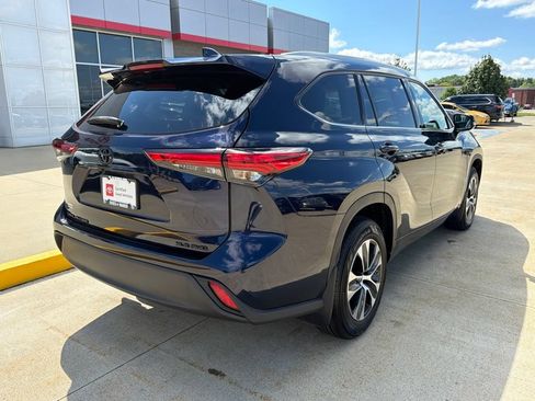 Used 2022 Toyota Highlander XLE AWD/4WD image 4