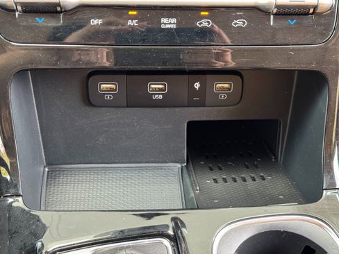 Used 2024 Kia Carnival EX image 27