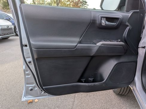 Used 2017 Toyota Tacoma TRD Sport image 12