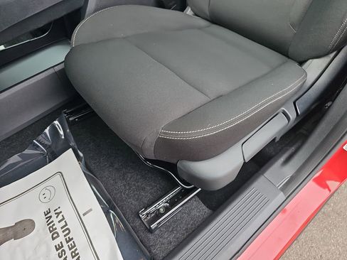 Used 2025 Nissan Rogue S image 31