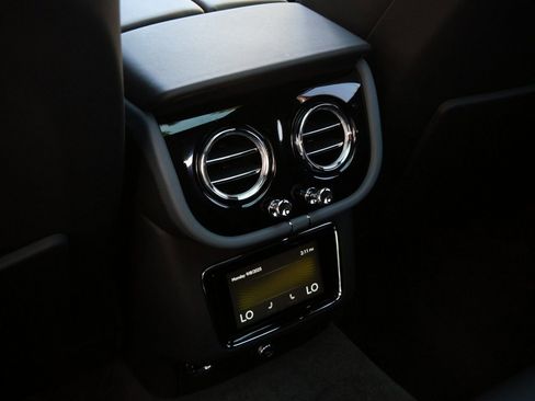 Used 2025 Bentley Bentayga AWD/4WD image 19