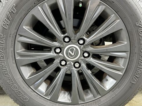 Used 2022 Lexus GX 460 Premium w/ Accessory Package image 33