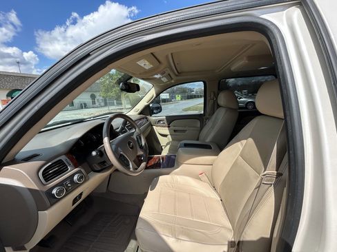 Used 2014 Chevrolet Suburban LTZ image 8