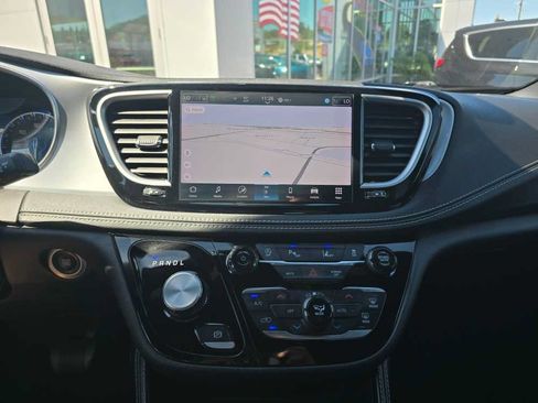 Used 2025 Chrysler Pacifica Limited FWD image 12