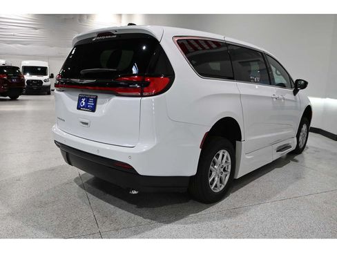 New 2024 Chrysler Pacifica Touring FWD image 6