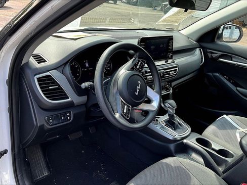 Used 2023 Kia Seltos LX AWD/4WD image 4
