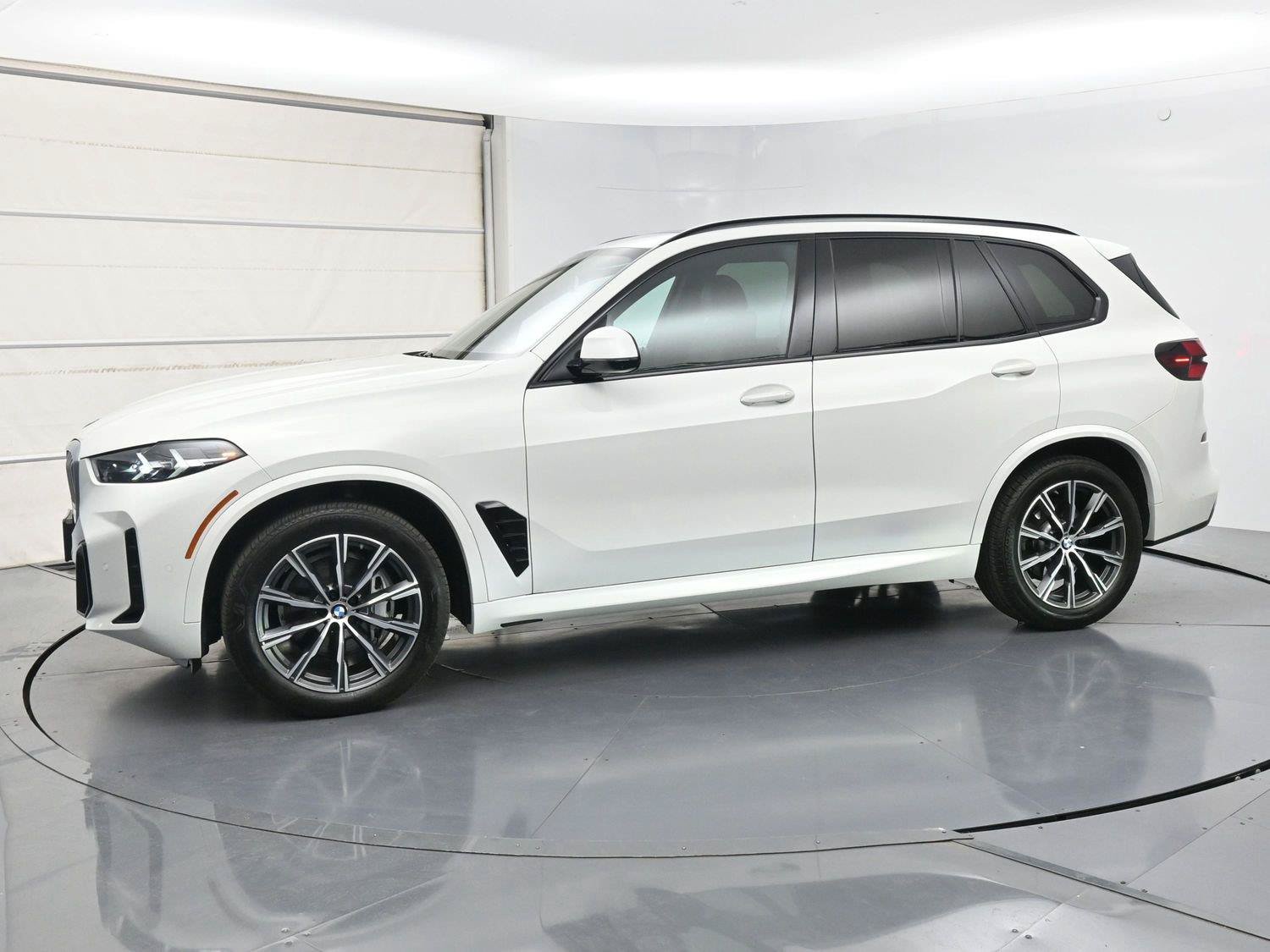 Used 2024 BMW X5 xDrive40i w/ M Sport Package AWD/4WD image 32