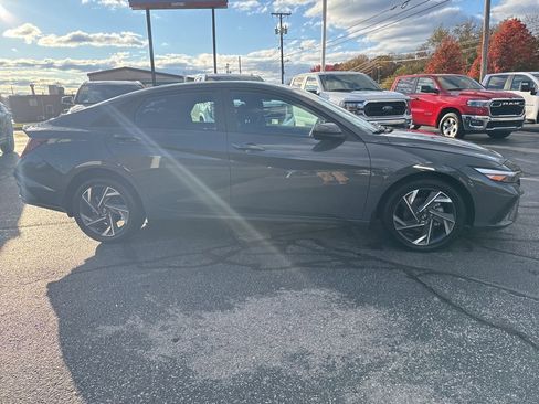 Used 2025 Hyundai Elantra Sport image 4
