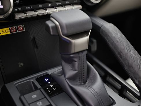 Used 2025 Toyota Tacoma Limited image 40