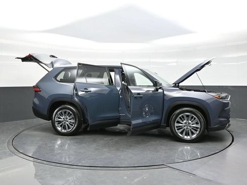 Used 2025 Toyota Grand Highlander AWD image 45