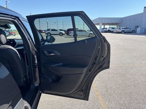 Used 2025 Chevrolet Trax LT w/ LT Convenience Package FWD image 14