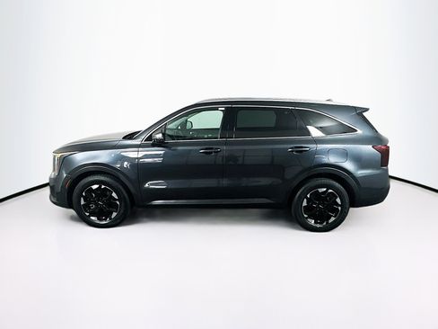 Used 2024 Kia Sorento S image 4